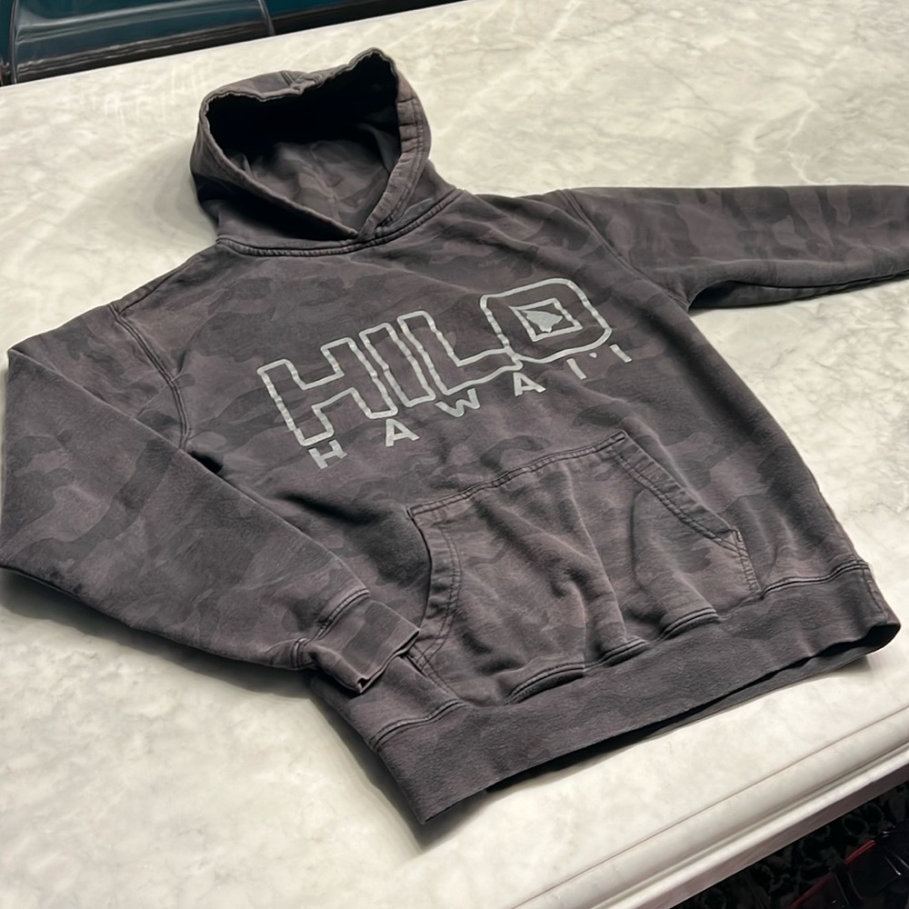 Hilo Hawaii camo hoodie sweatshirt. Boys youth large. Black grey.